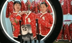 <b>除了市场上的各年货即将热销高点之外</b>